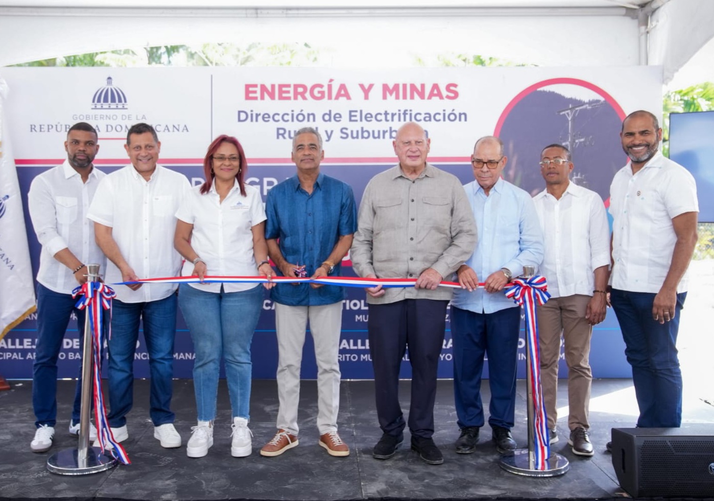 Energía y Minas entrega proyectos de electrificación rural en Samaná