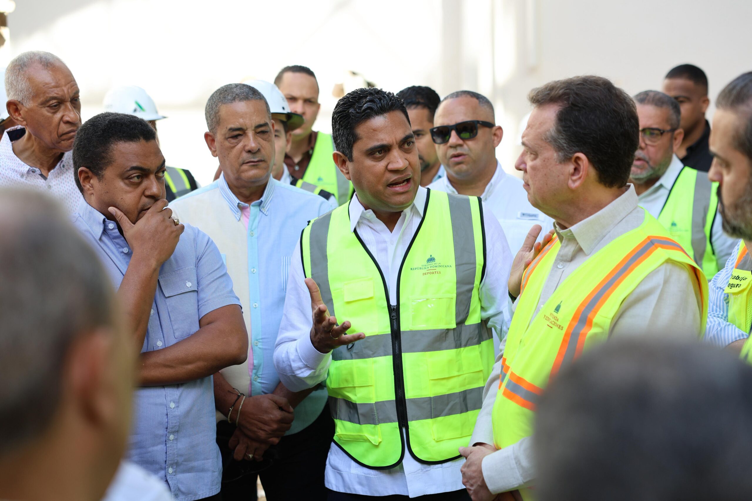 Ministros Kelvin Cruz e Ito Bisonó inspeccionan avances obras para Juegos Centroamericanos