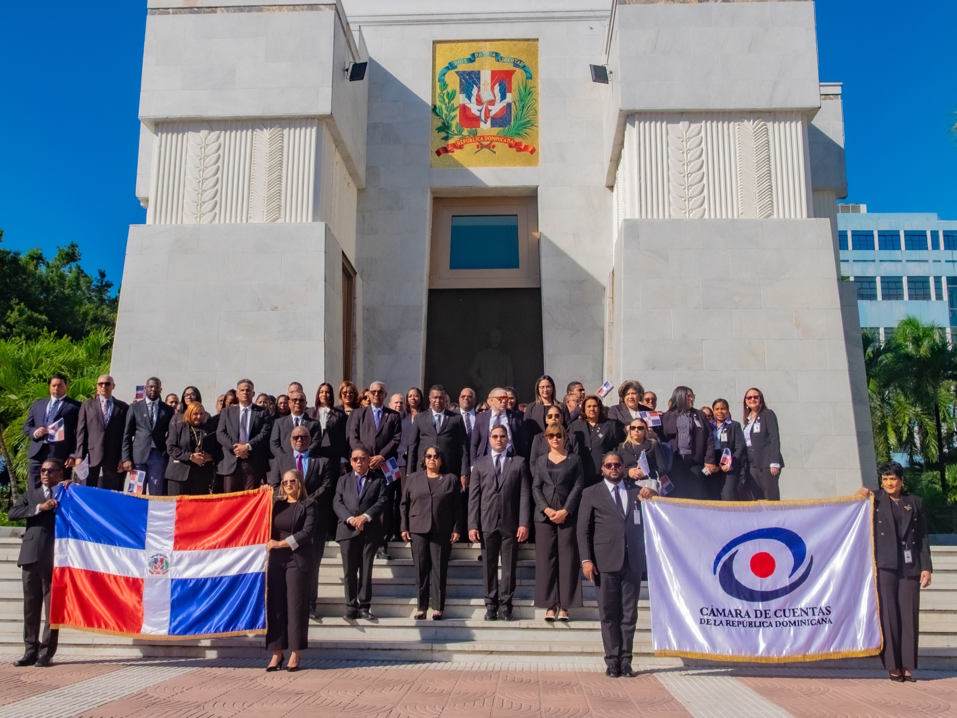 Cámara Cuentas deposita ofrenda floral en Altar de la Patria por 182 aniversario de la Independencia