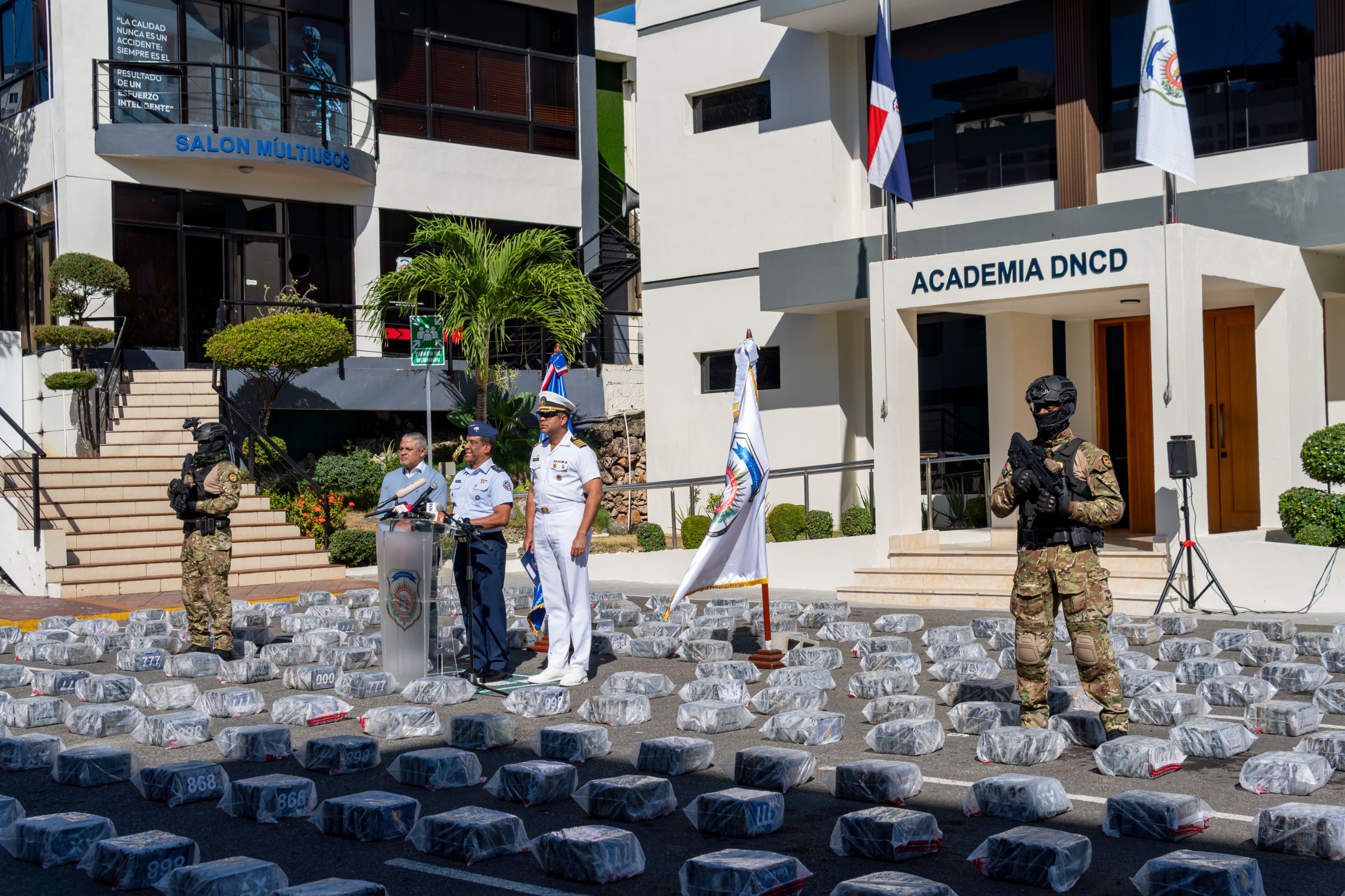 Arrestan seis hombres con más de toneladas presunta cocaína