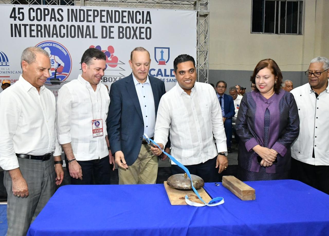 Ministro Kelvin Cruz aporta RD$ 1.3 millones para Copa de Boxeo