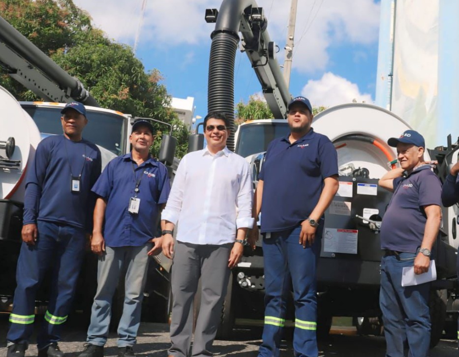 Gobierno entrega camiones succionadores para servicio de la Caasd