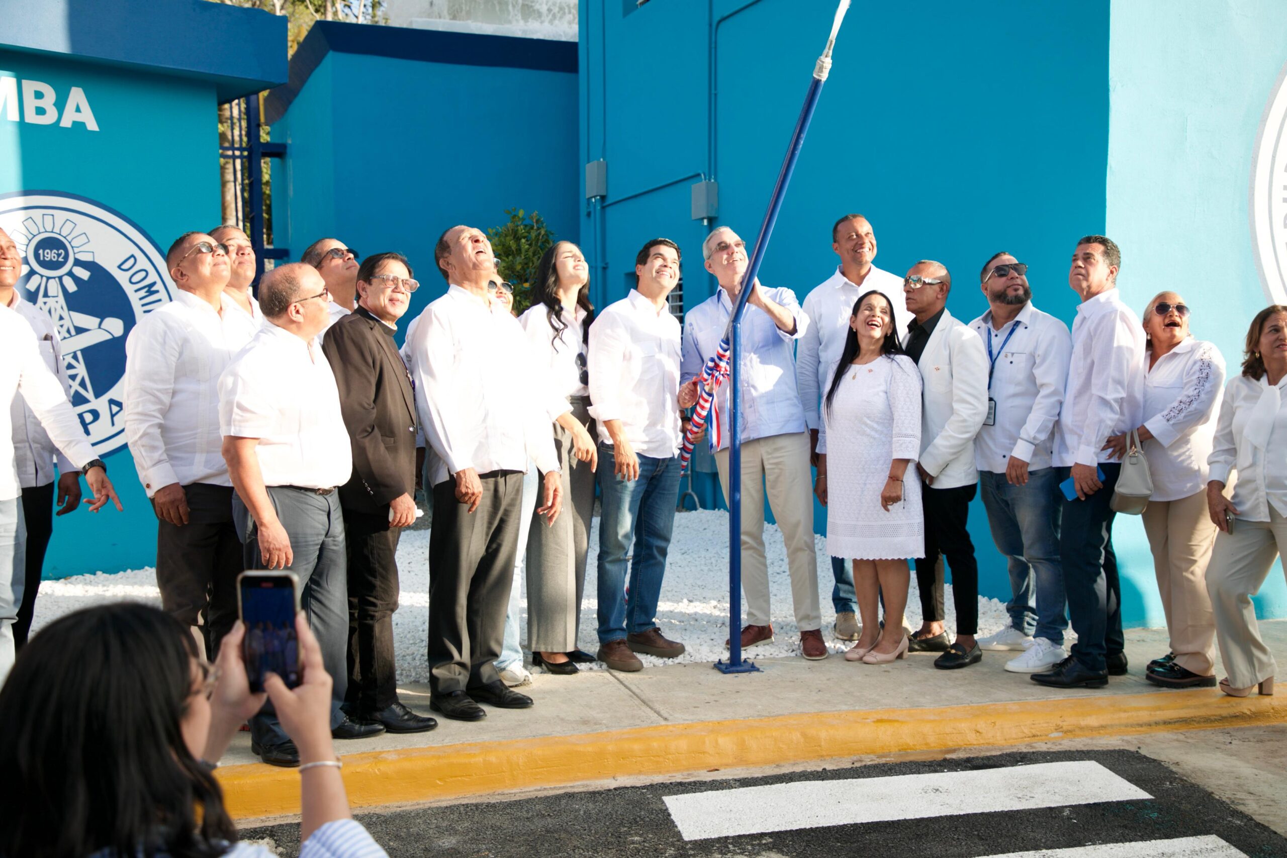 Presidente Abinader y el director ejecutivo del Inapa entregan acueducto de Monción