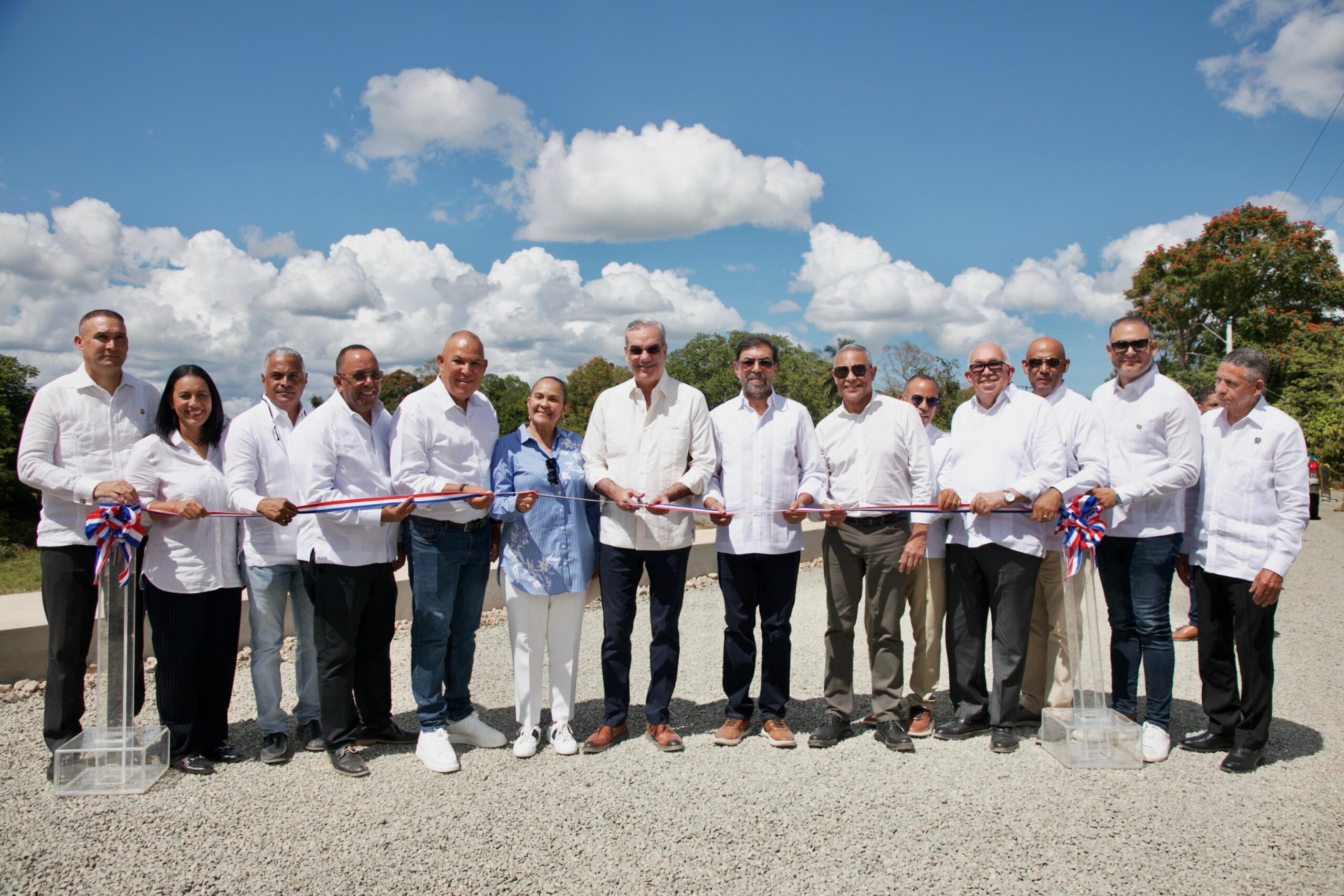 Abinader inaugura construcción muro de gaviones y adecuación río Yuna