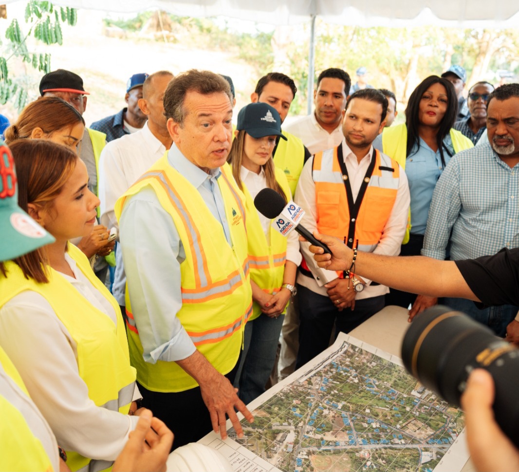 Ministro Ito Bisonó dignifica el entorno de El Naranjo, en SDE