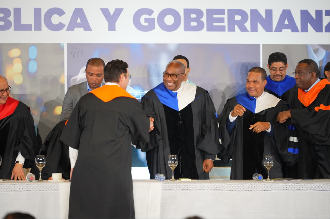 UASD e INAP gradúan 199 en Gobernanza Pública