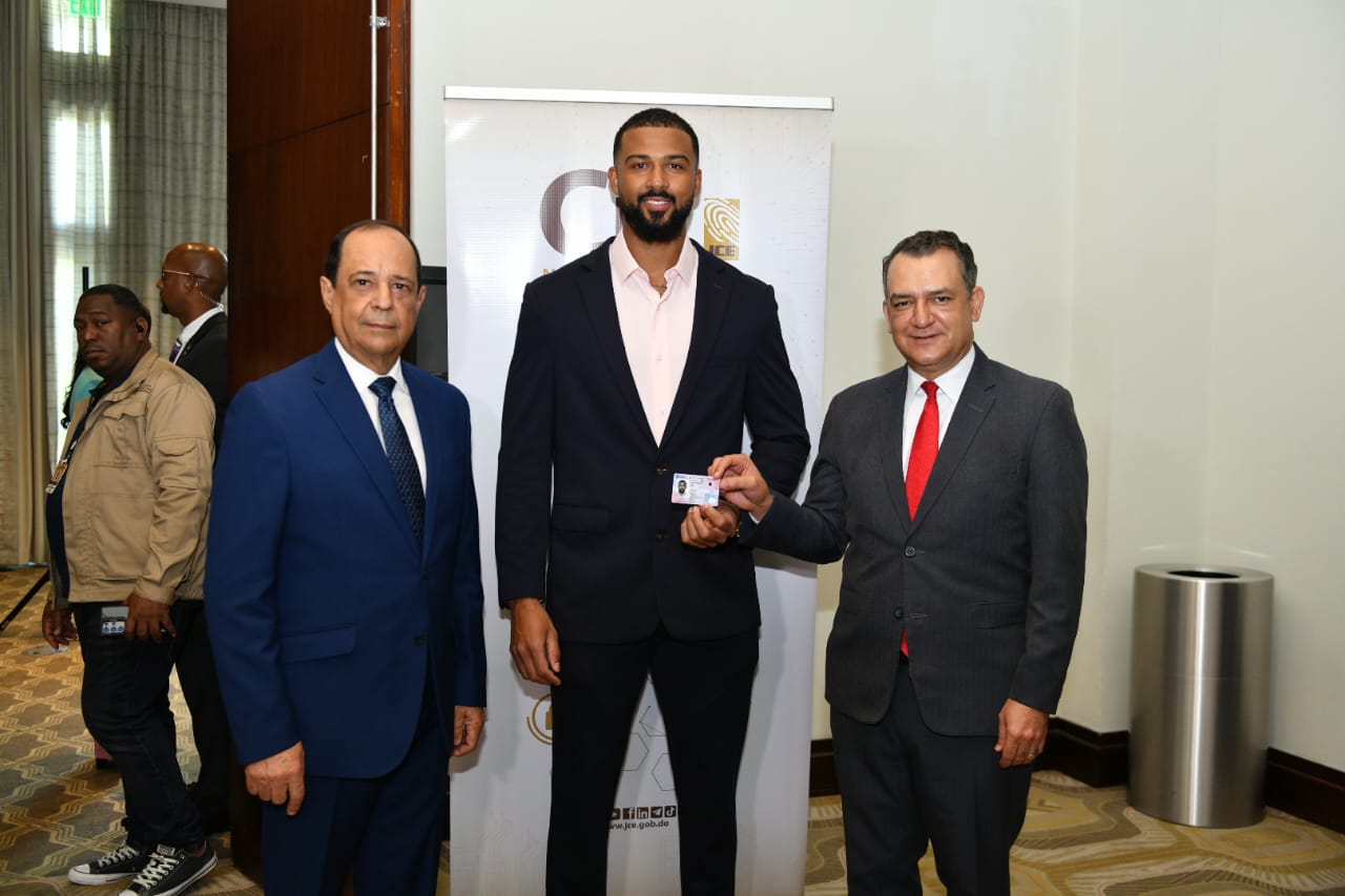 JCE entrega cédula a integrantes de selección dominicana del Clásico Mundial de Béisbol 2026