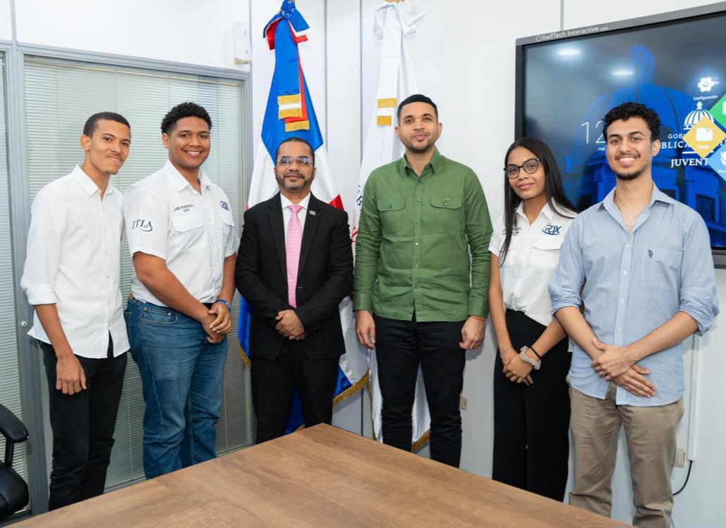 Ministro Juventud recibe estudiantes del ITLA clasificados en competencia de la NASA