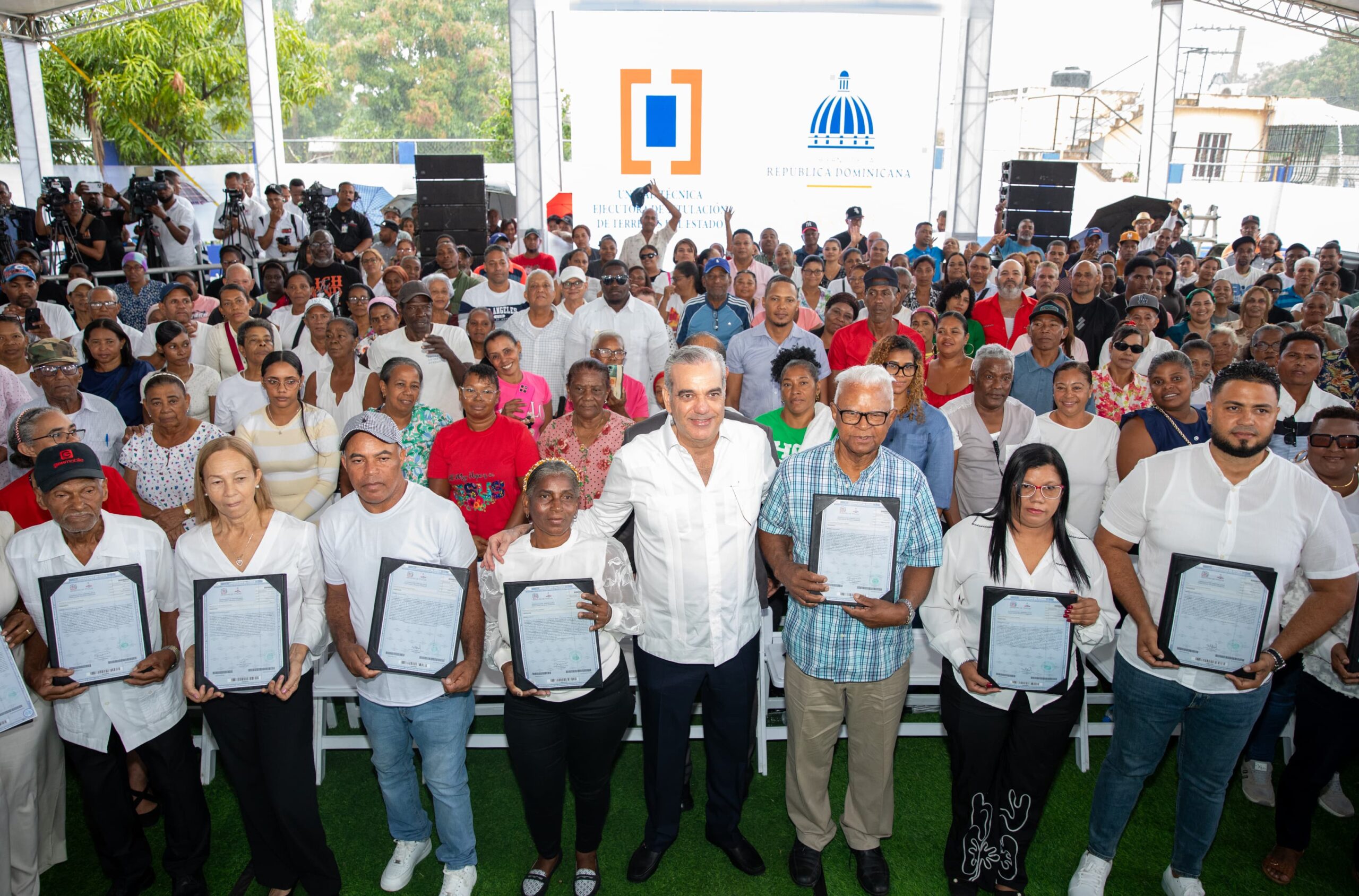 Gobierno entrega 442 certificados de títulos propiedad en Hato Nuevo