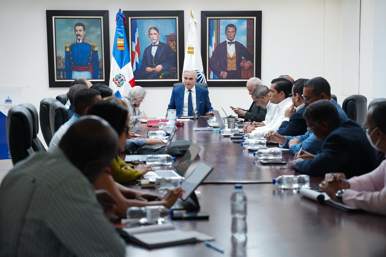 Ministro Educación preside reunión comisión para apertura Año Escolar 2026-2027