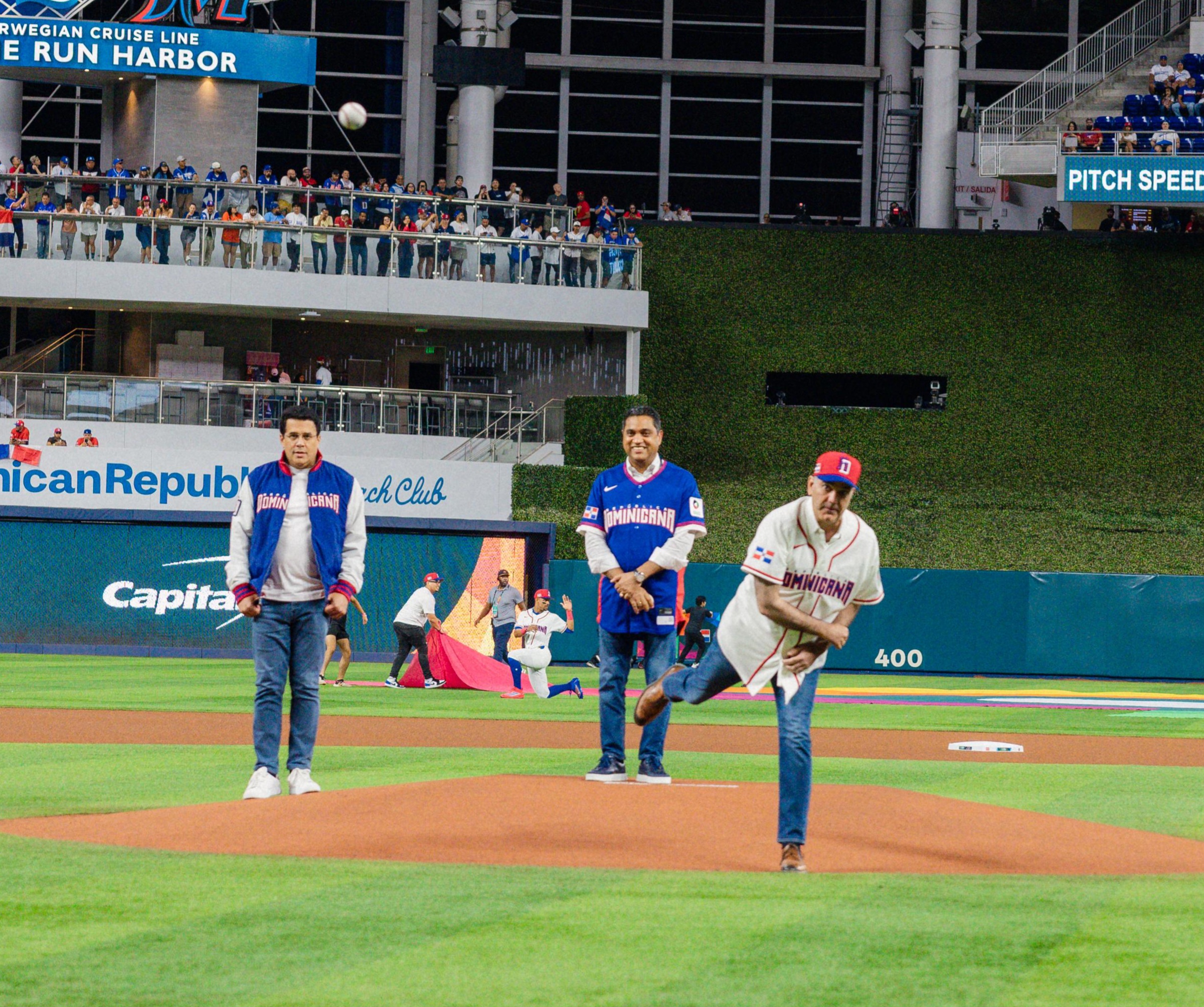 Abinader asiste a juego inaugural de RD en Clásico Mundial de Béisbol en Miami y lanza primera bola