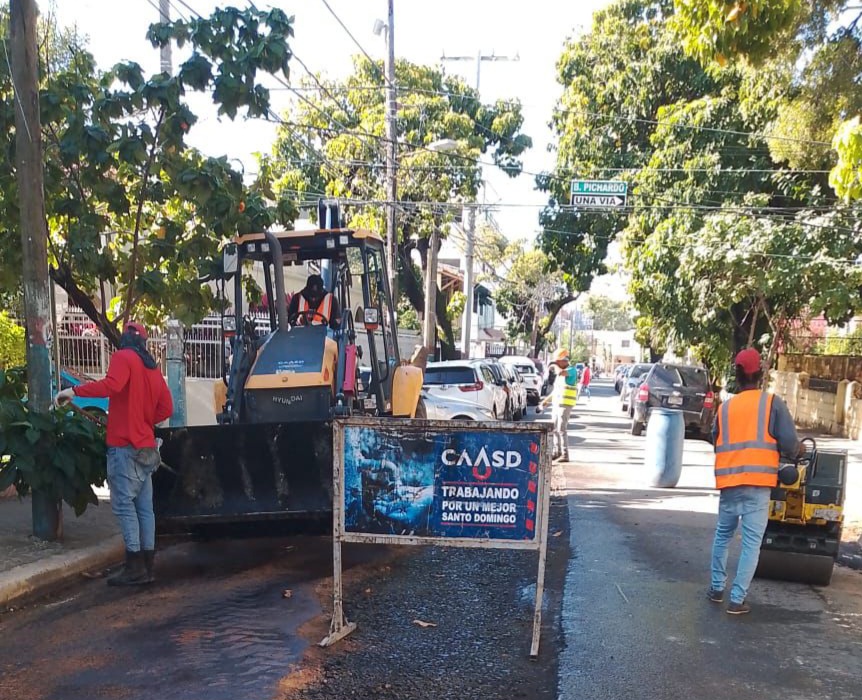 Caasd asfalta 5,000 metros cuadrados en el Gran Santo Domingo