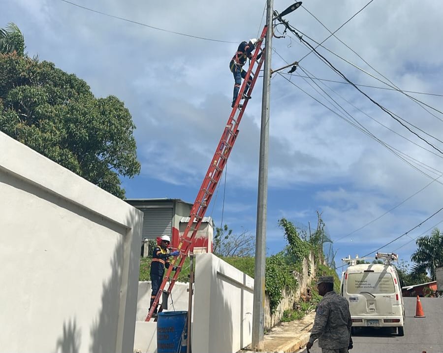Edeeste desarma conexión ilegal en el Ayuntamiento de El Cedro, Miches, y en casa alcaldesa