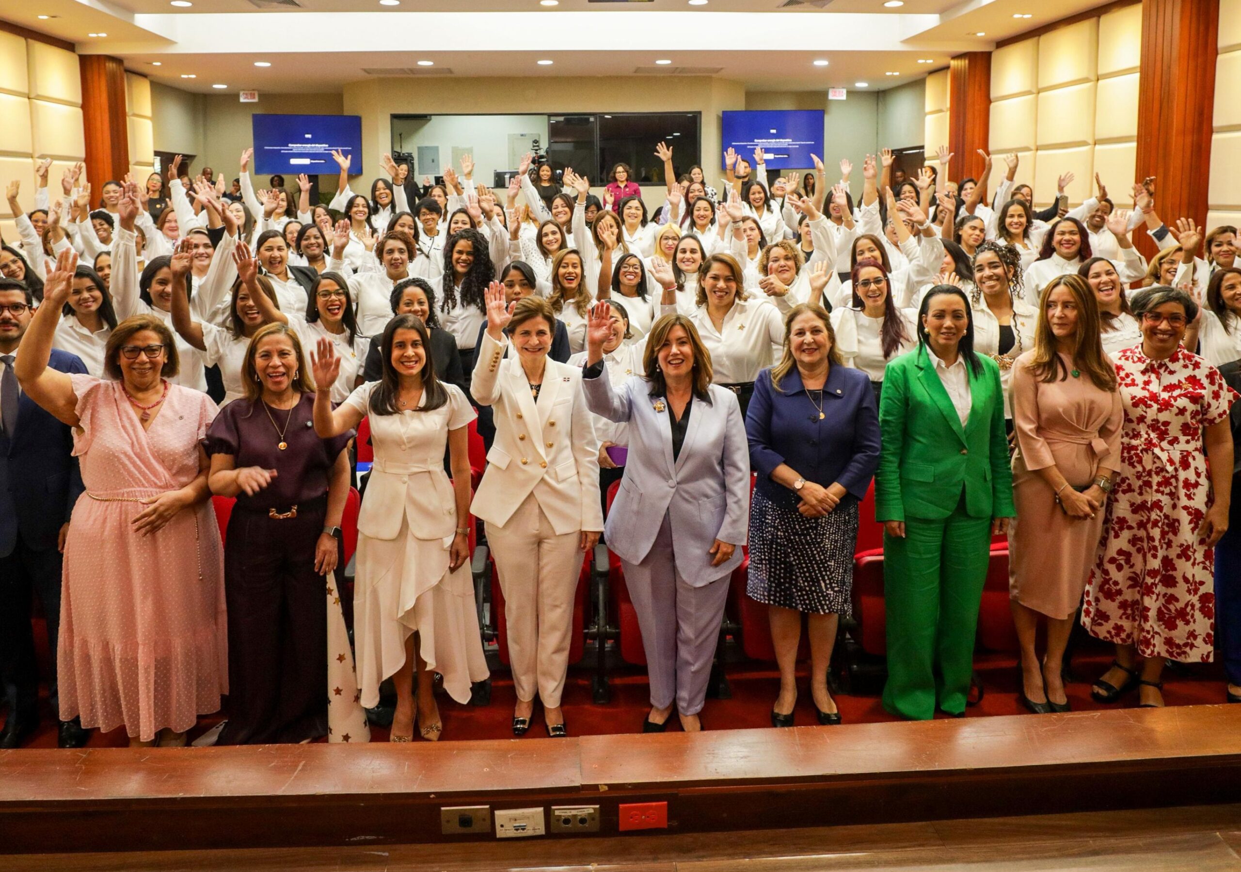 Raquel Peña preside graduación de 116 empresarias