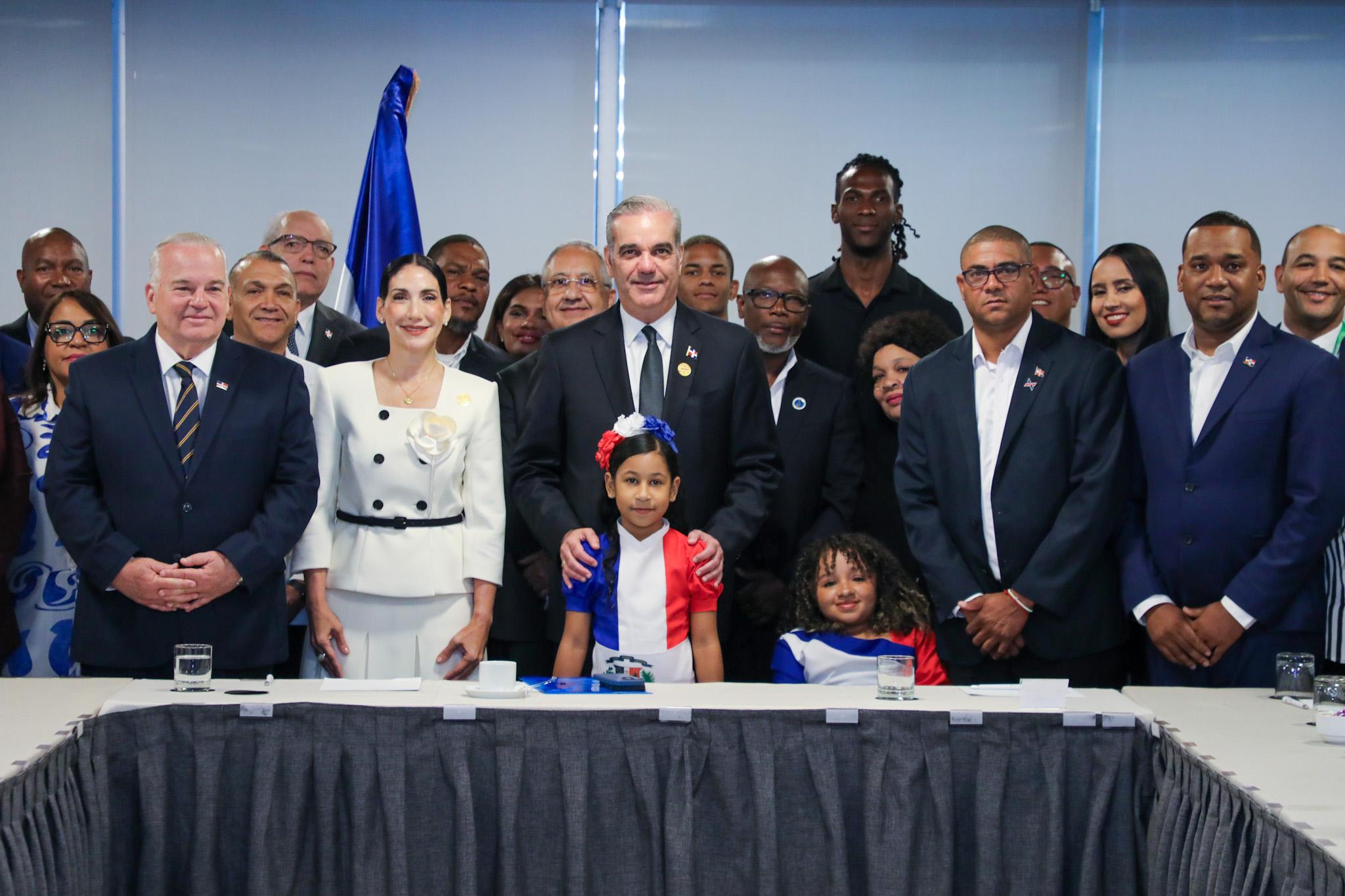 Abinader se reúne con líderes dominicanos en Chile