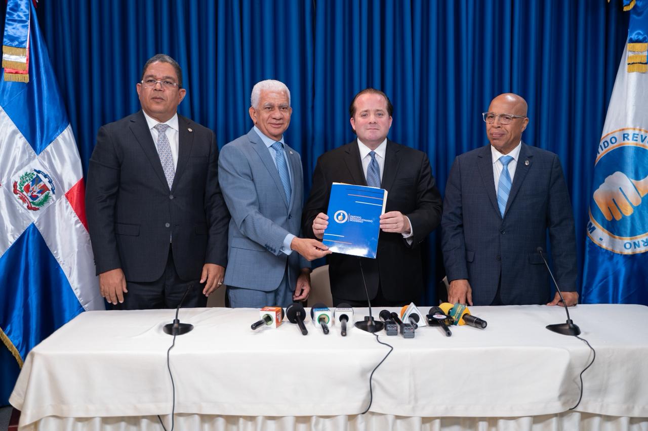 Presidente PRM entrega a sus senadores proyecto modifica Ley de Partidos Políticos