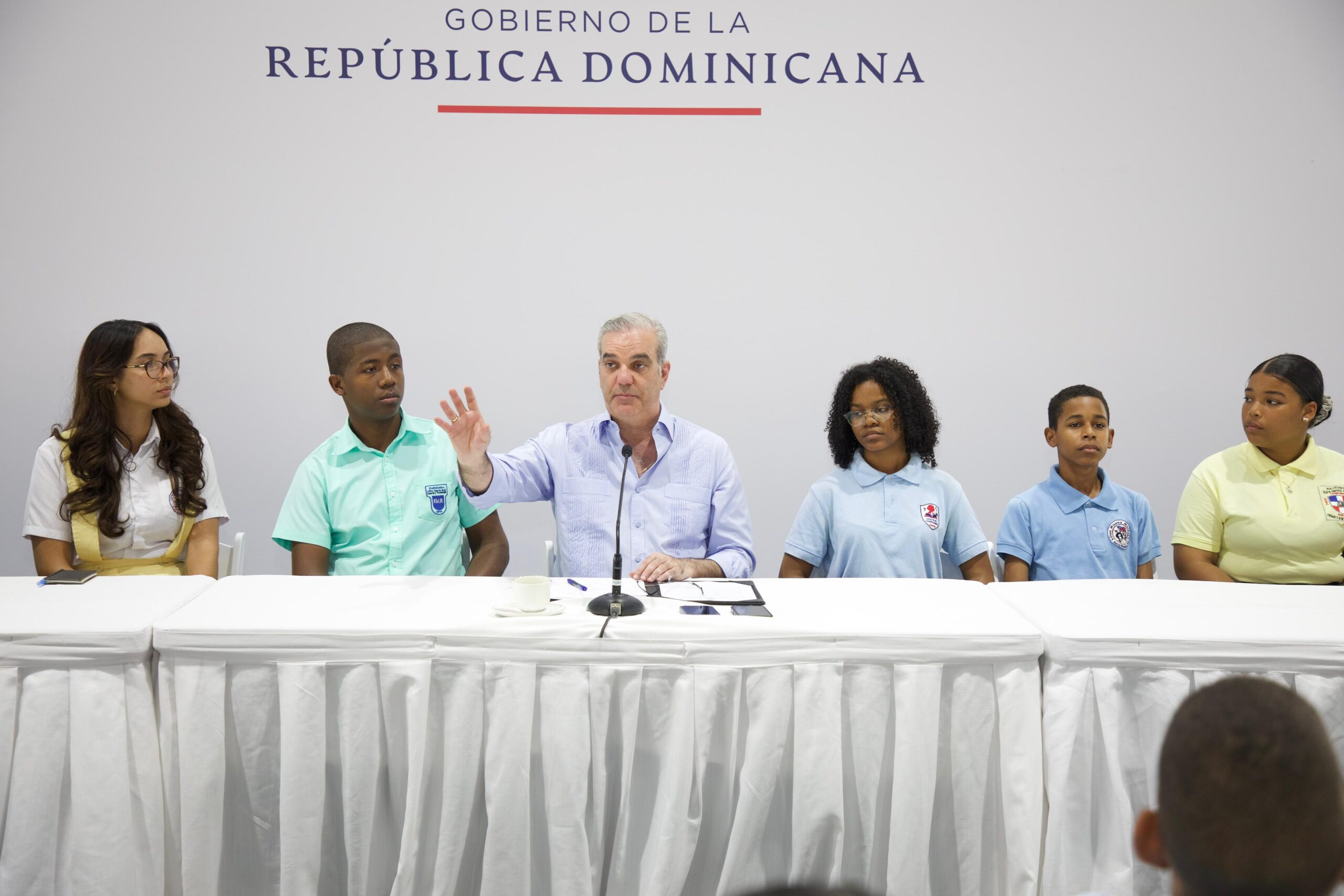 Presidente Abinader dialoga con más de 350 estudiantes