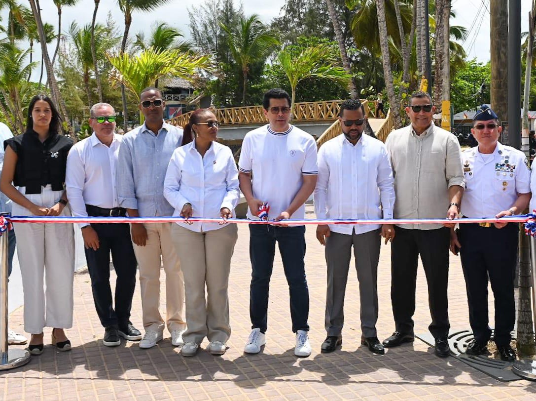 Ministro Collado entrega nueva pasarela peatonal en Las Terrenas