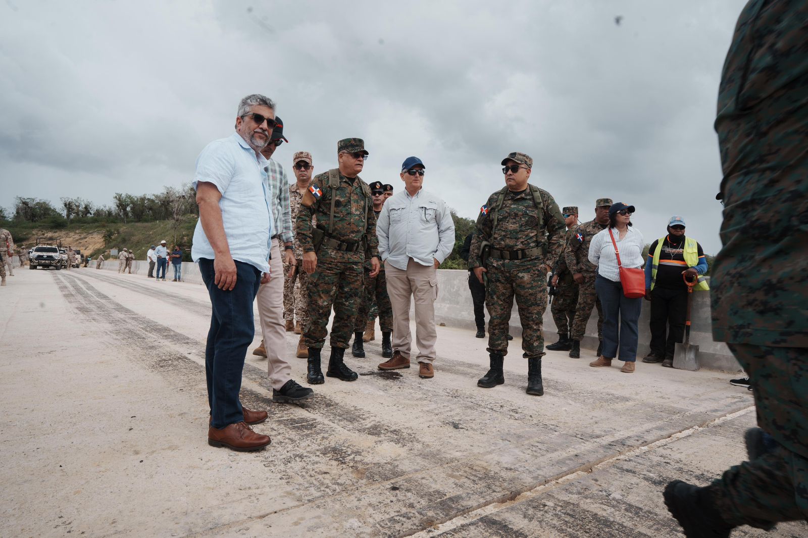 Ministro Defensa supervisa avances verja perimetral fronteriza en el norte