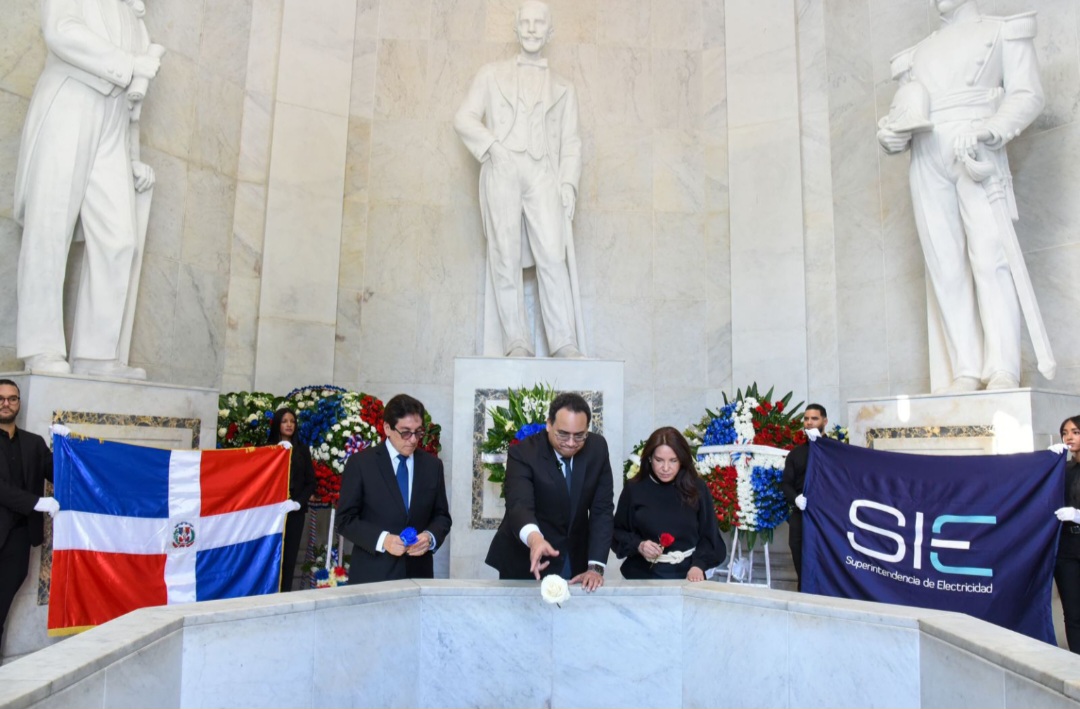 Superintendencia Electricidad rinde homenaje a los héroes de la nación durante mes de la Patria