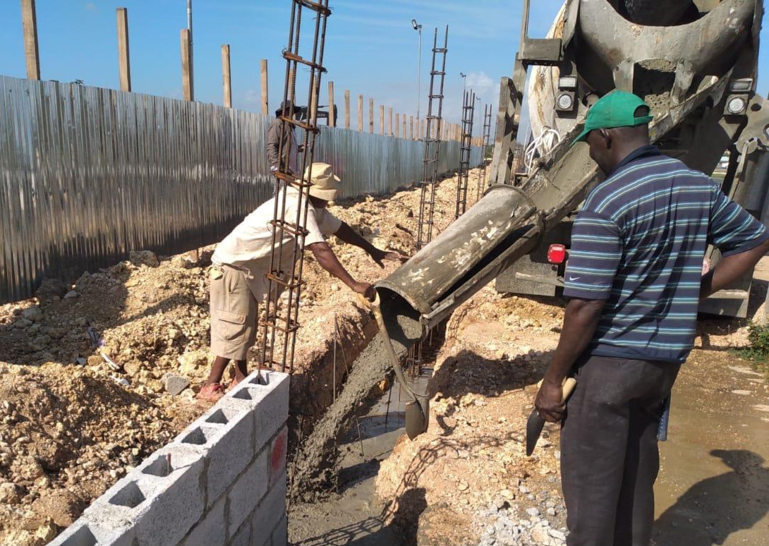 Monseñor Lorenzo Vargas vicario episcopal certifica transparencia en verja y drenaje iglesia Bayaguana