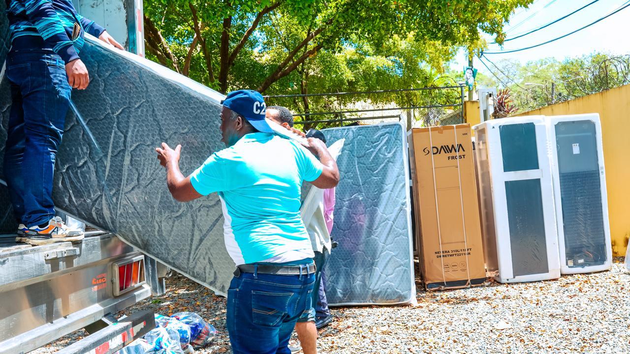 Gobierno entrega a través DASAC enseres afectados por inundaciones