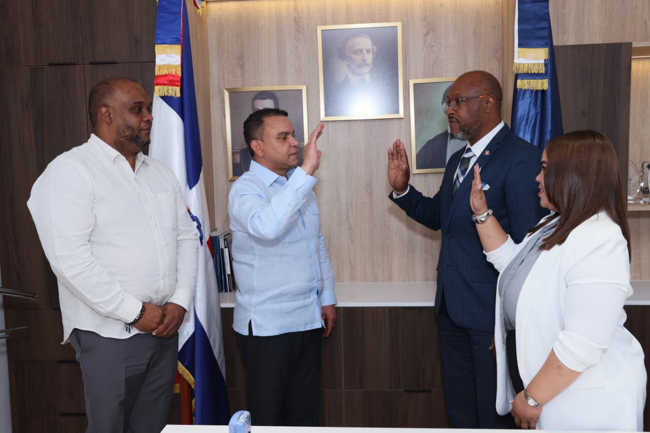 Titular SNS juramenta director y subdirectora Hospital Antonio Musa