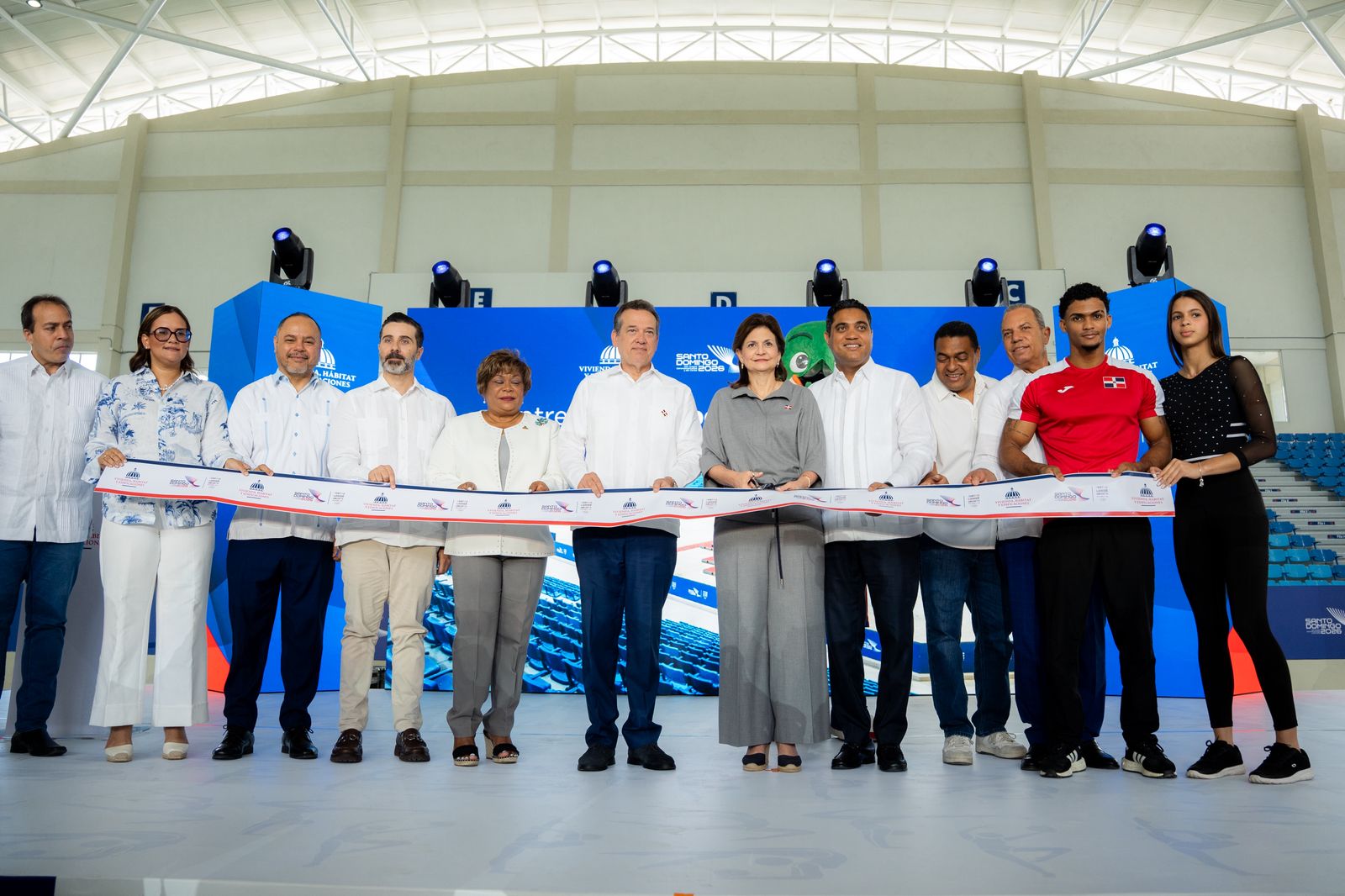 Ministro Ito Bisonó entrega Pabellón de Gimnasia