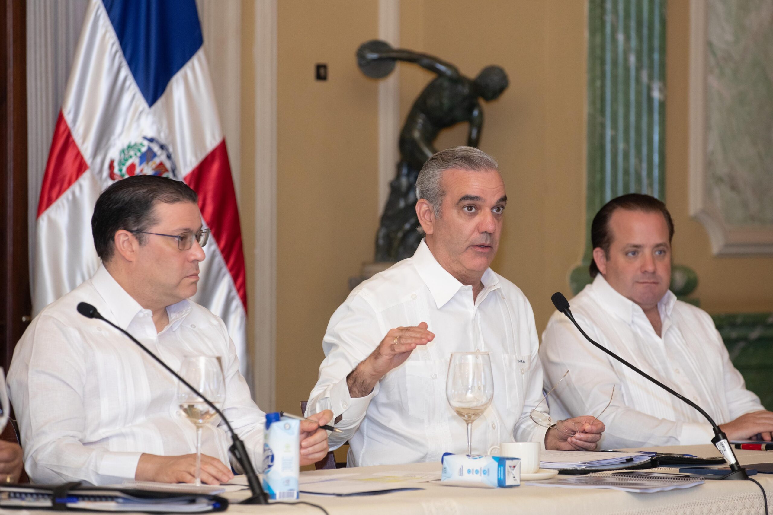 Presidente Abinader: El Gobierno mantendrá precios combustibles para esta semana