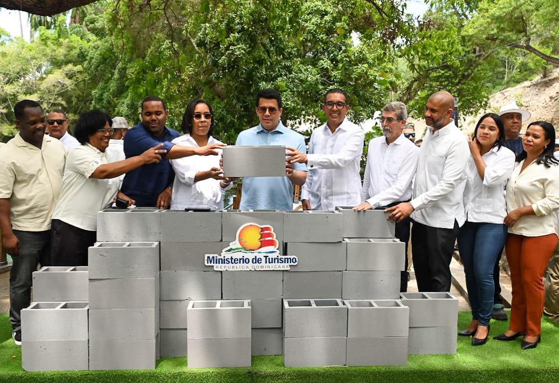 Ministro Collado construye varias obras en Barahona y Bahoruco; invierte más 112 millones de pesos