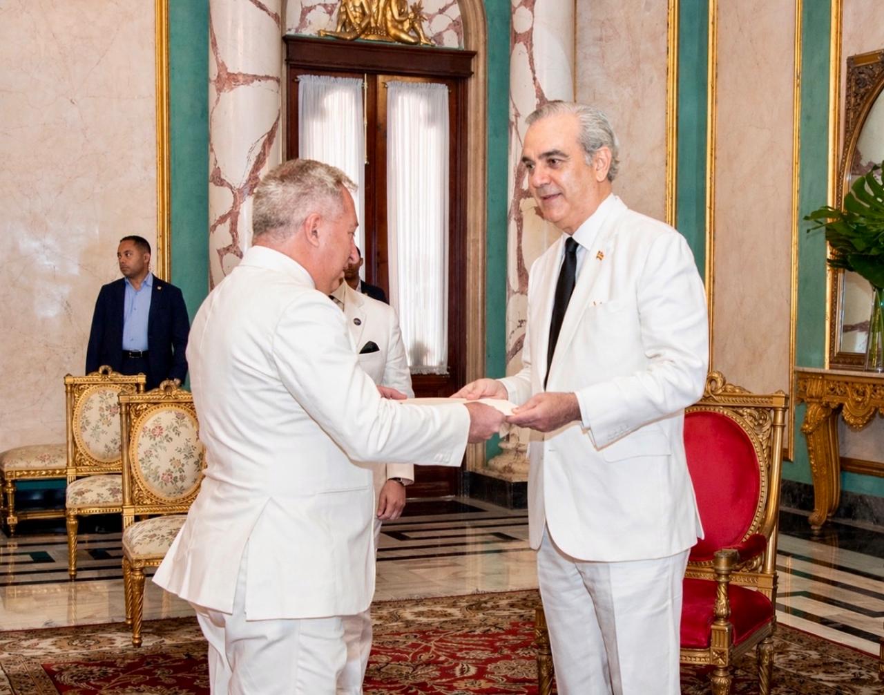 Abinader recibe cartas credenciales de seis nuevos embajadores