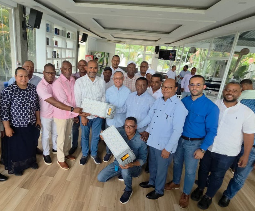 Senador y autoridades buscan ampliar electrificación en Elías Piña