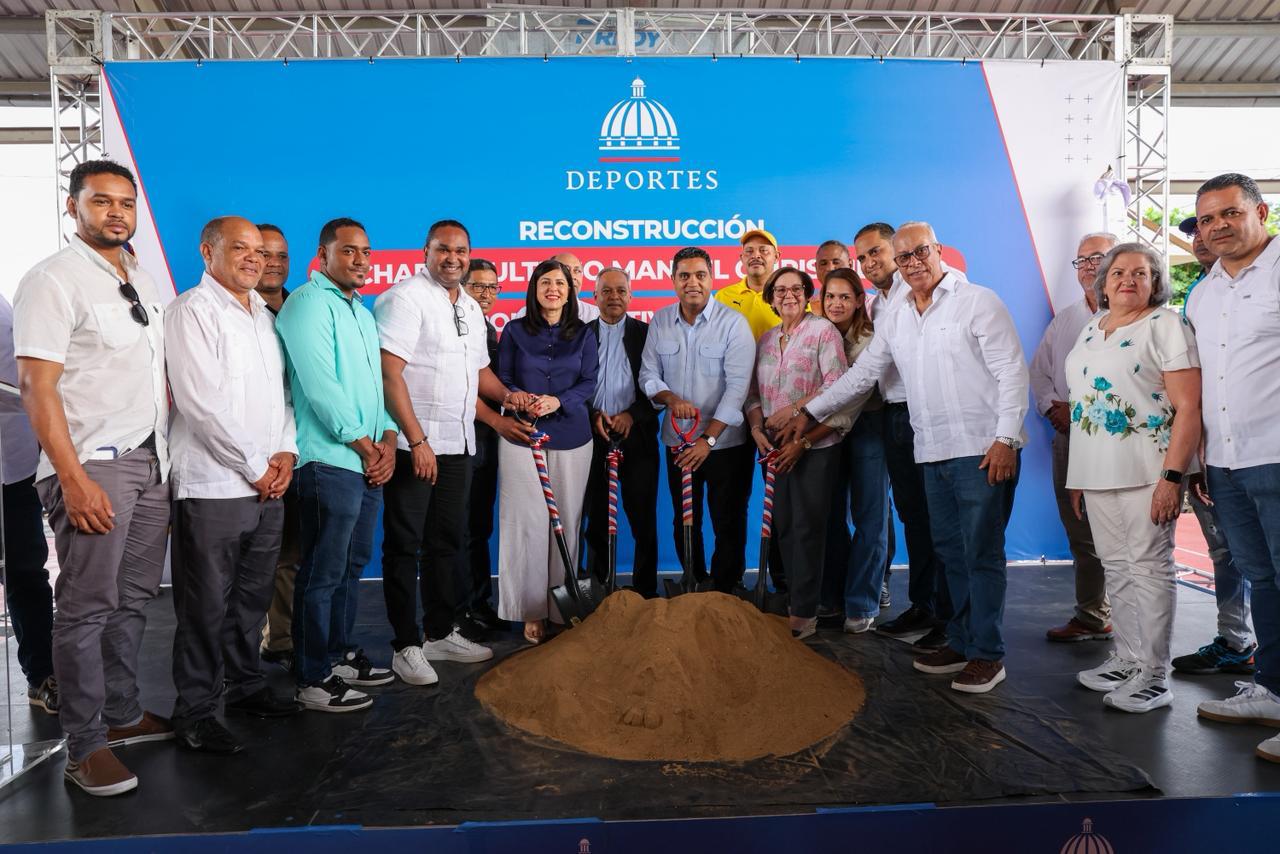 Ministro Kelvin Cruz reconstruye dos multiusos en Hermanas Mirabal