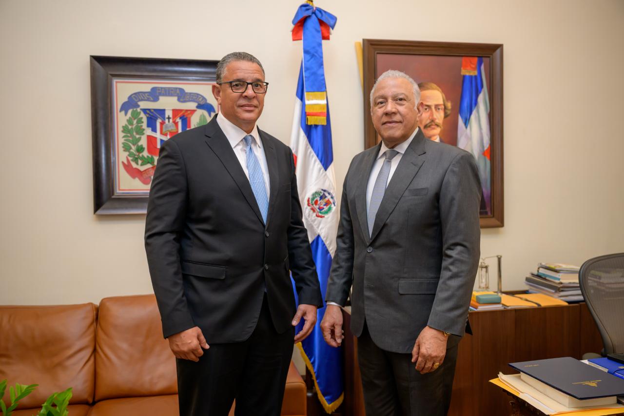 Ministro Andrés Bautista juramenta director ejecutivo del Plan San Juan