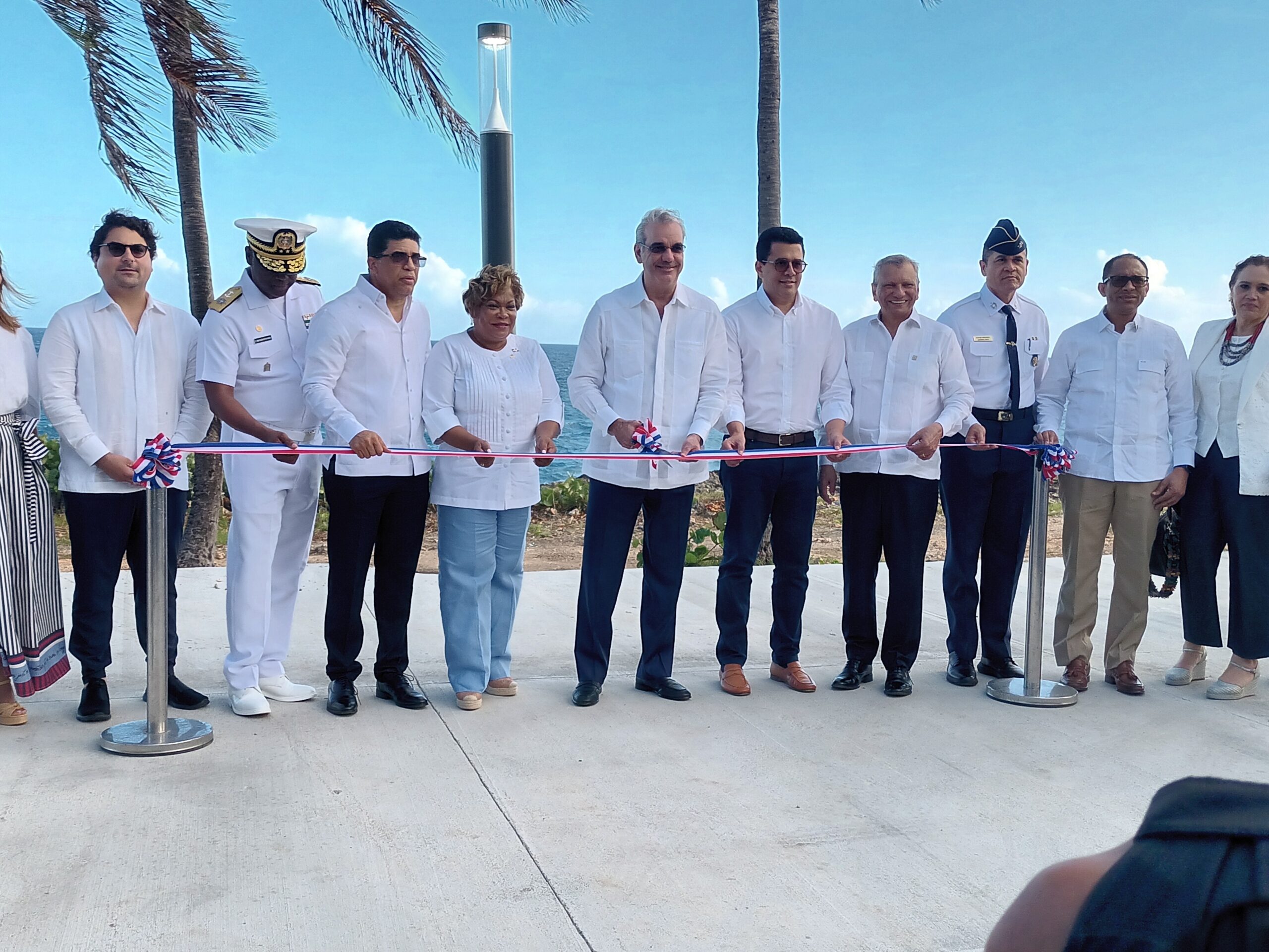 Presidente Abinader y ministro Collado inauguran malecón de Santo Domingo Este