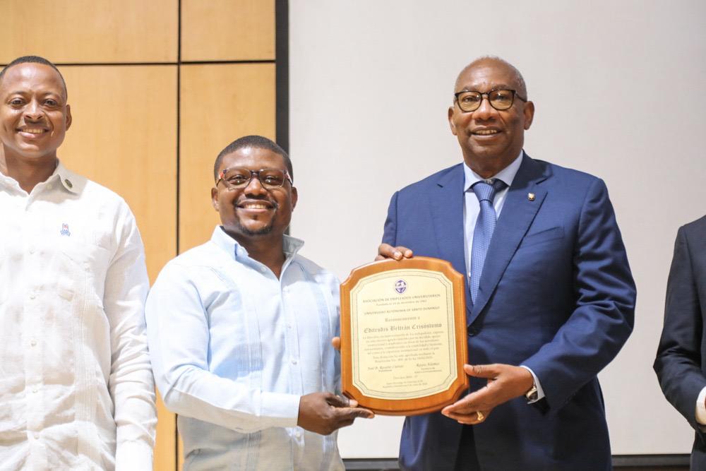 Empleados reconocen rector de la UASD