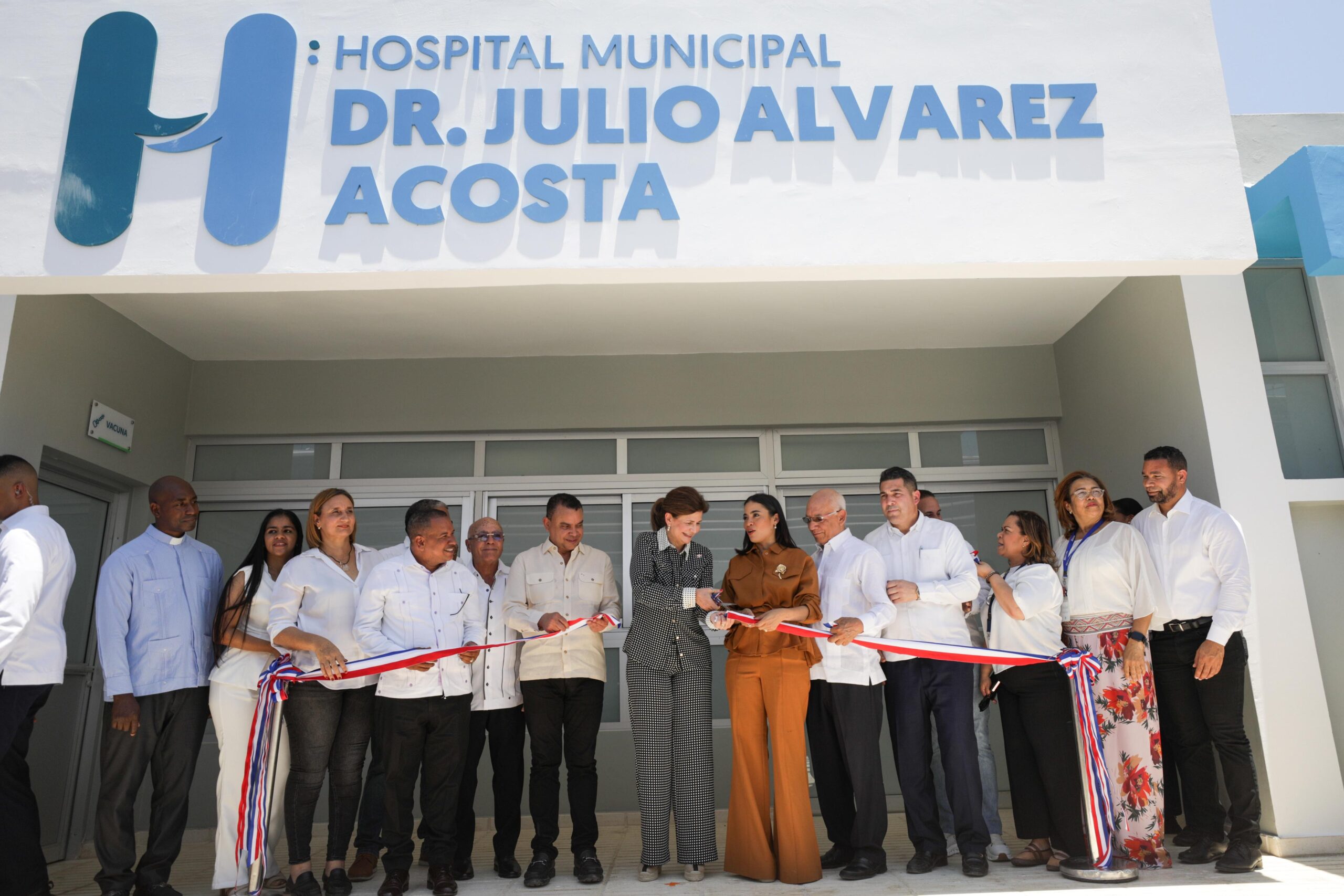 Raquel Peña y director SNS entregan hospital de Castañuelas