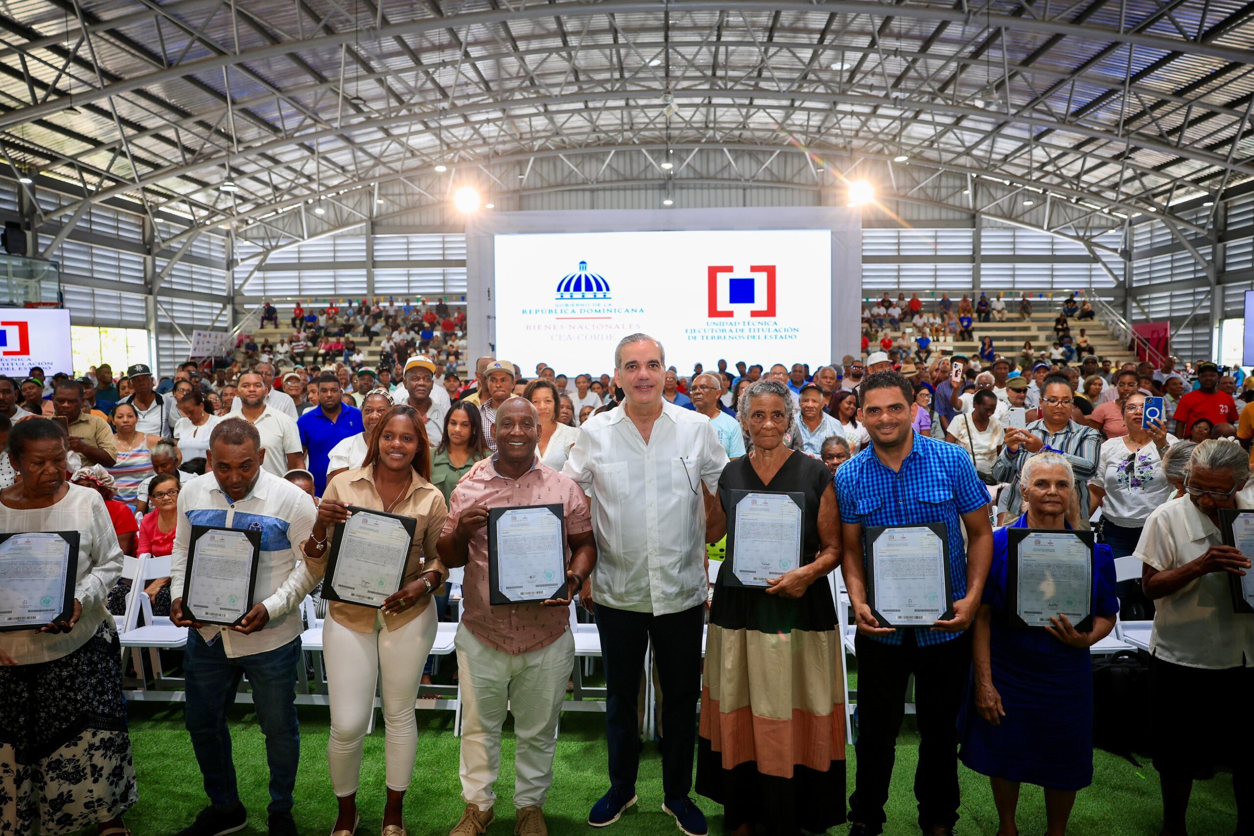 Gobierno entrega 1,500 títulos de propiedad Nuevo Domingo Savio