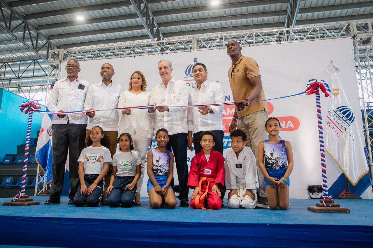 Gobierno entrega pabellones deportivos en La Romana