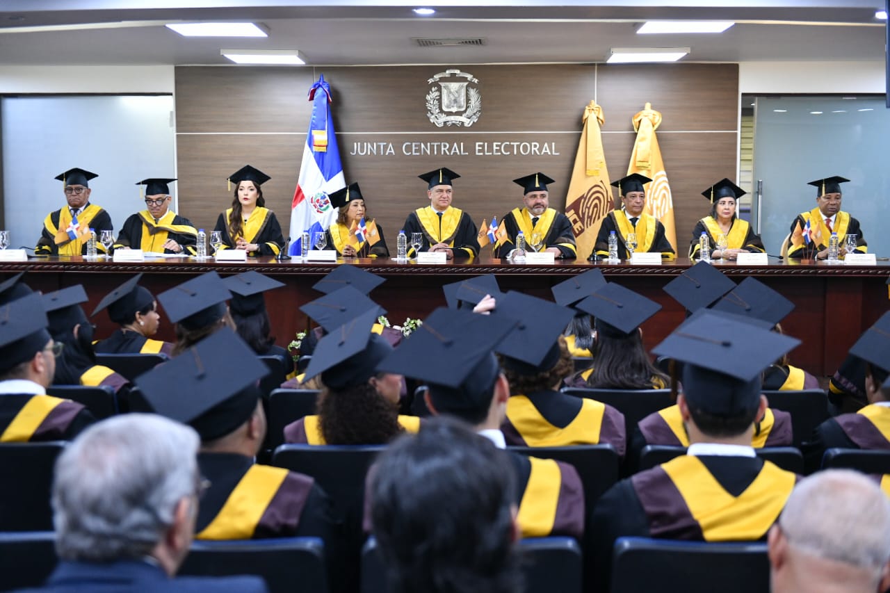 JCE celebra graduación de Especialidad en Administración Política Electoral