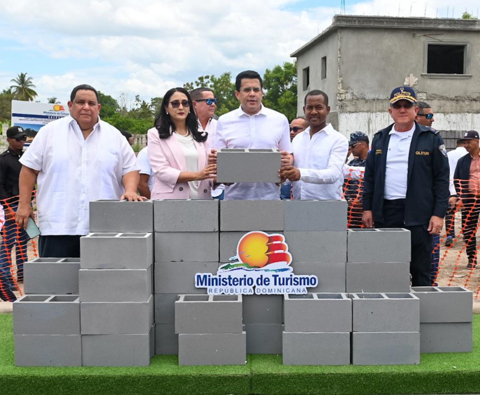 Turismo inicia obra en Las Clavellinas de Azua
