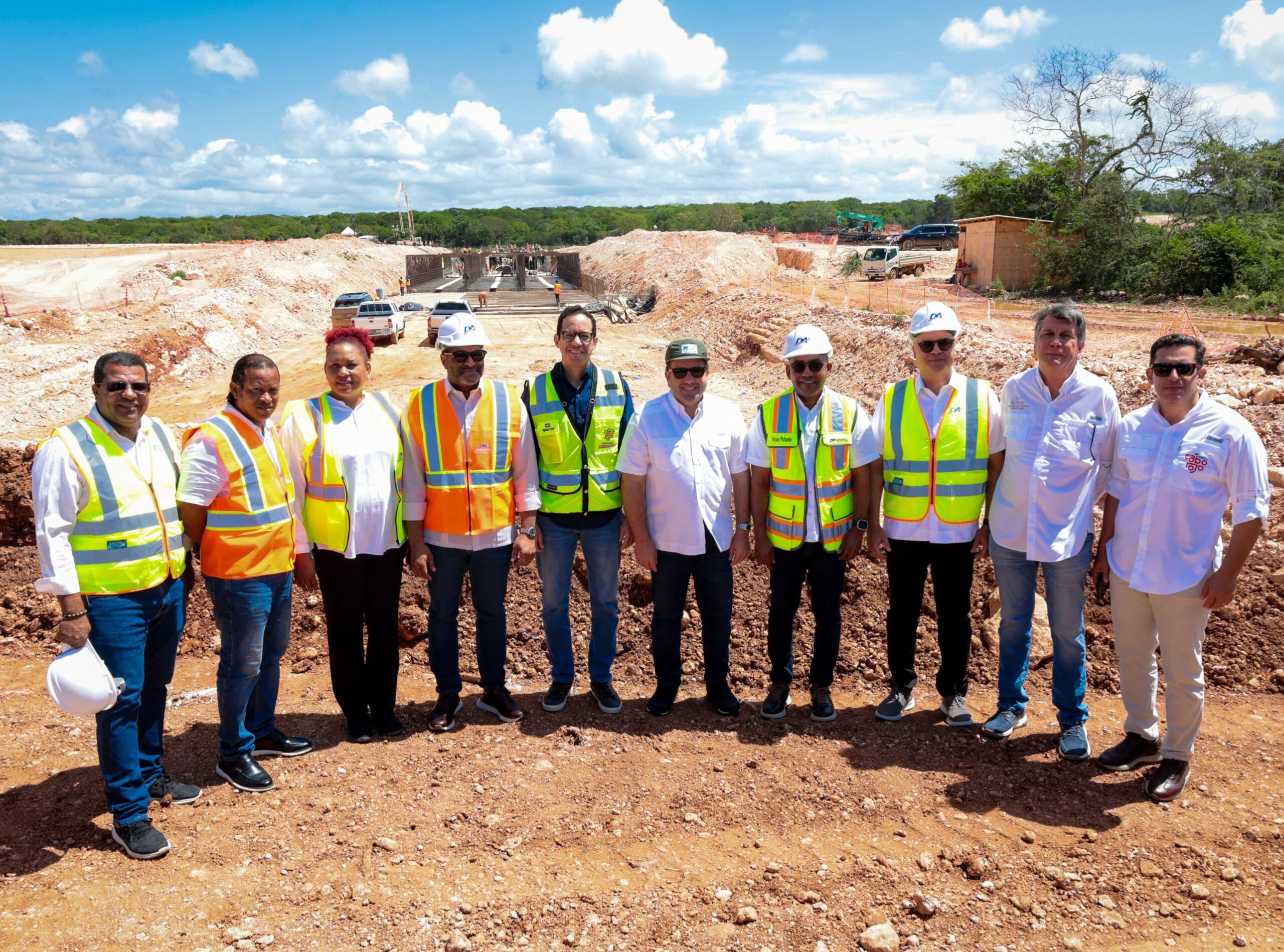 Paliza y autoridades aeroportuarias verifican avance Aeropuerto Cabo Rojo, Pedernales