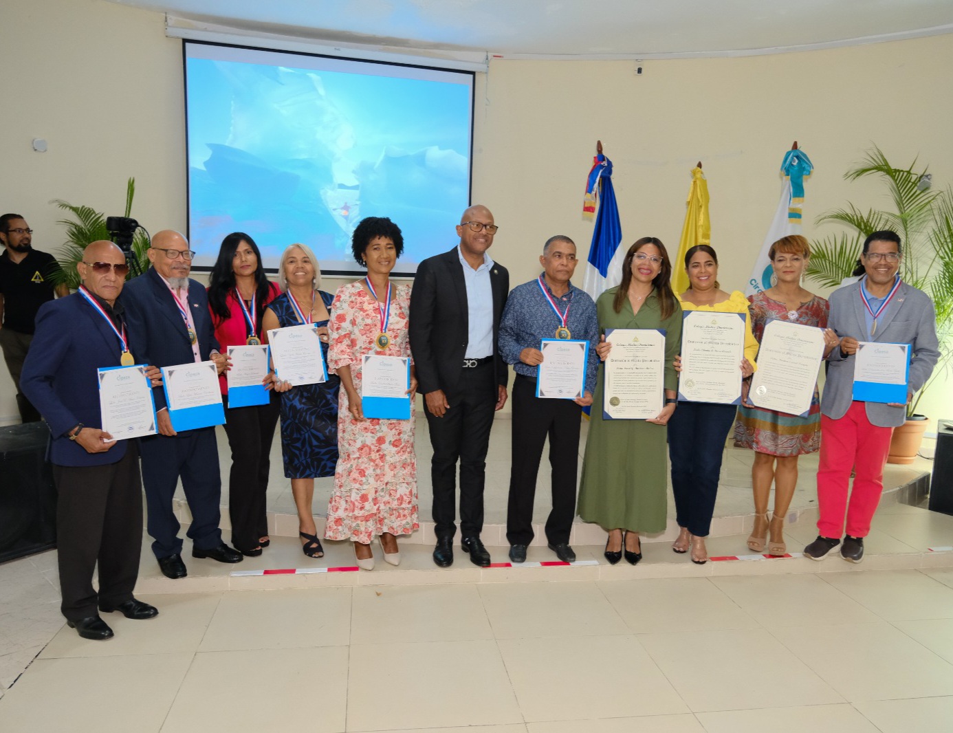 Colegio Médico reconoce a periodistas del sector del salud