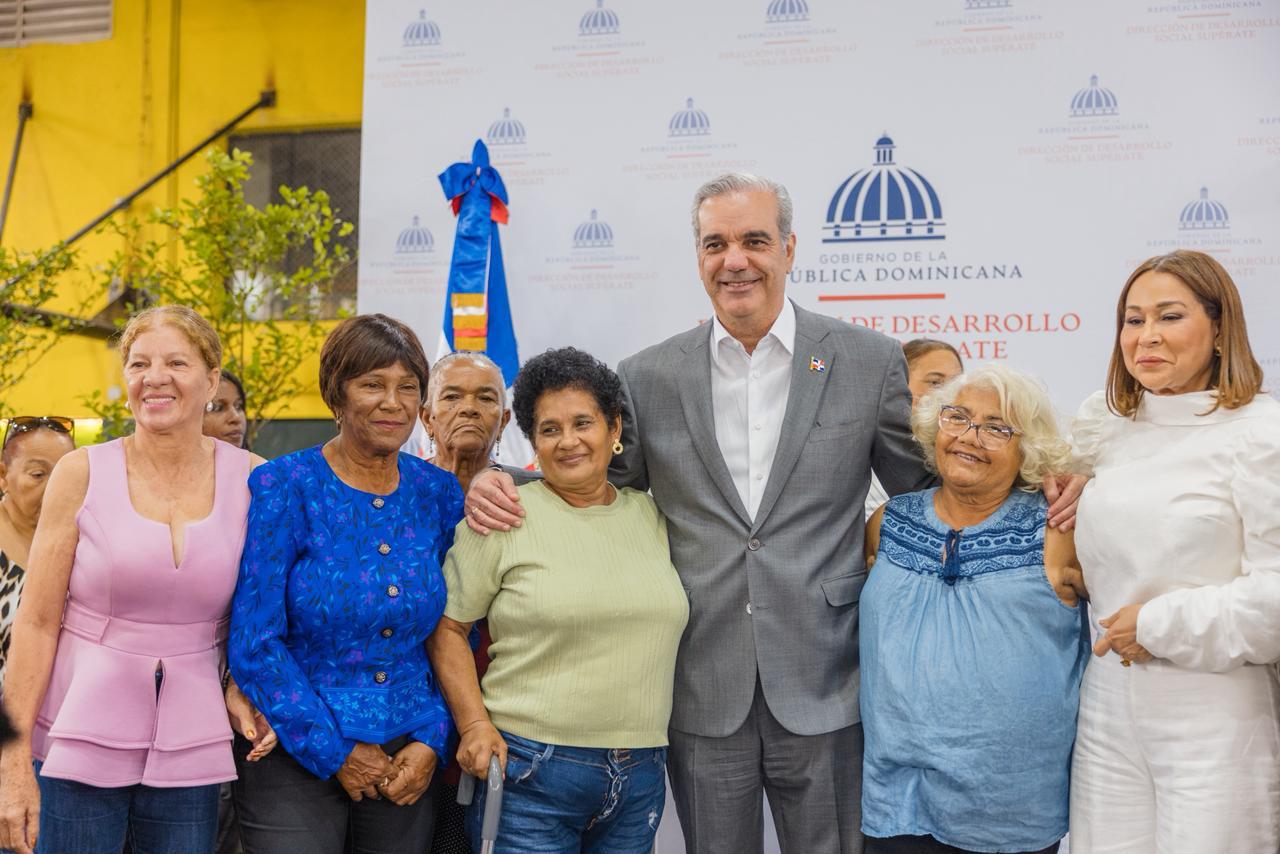 Abinader entrega Bono Madre 2026 beneficia más de un millón de madres