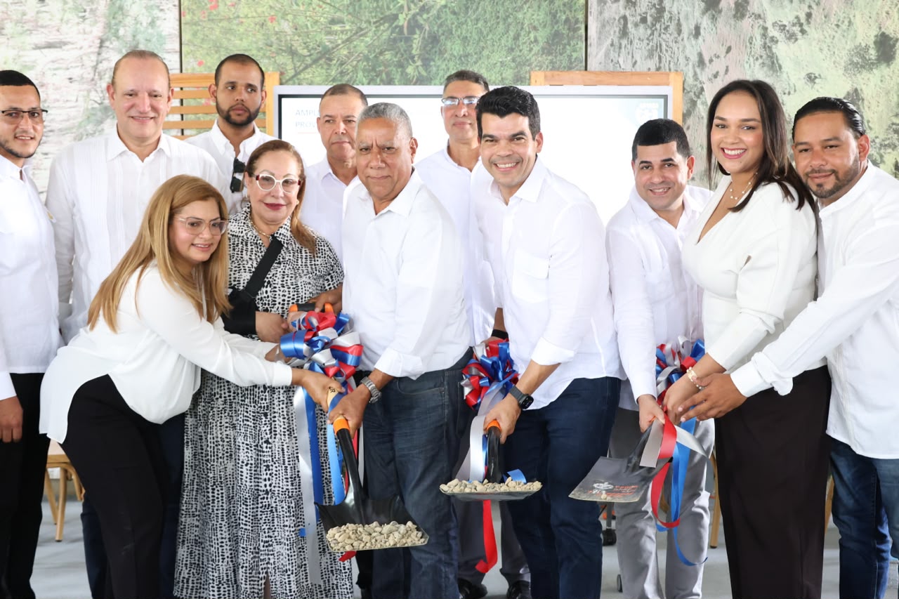 Director de Inapa inicia acueducto San José de las Matas