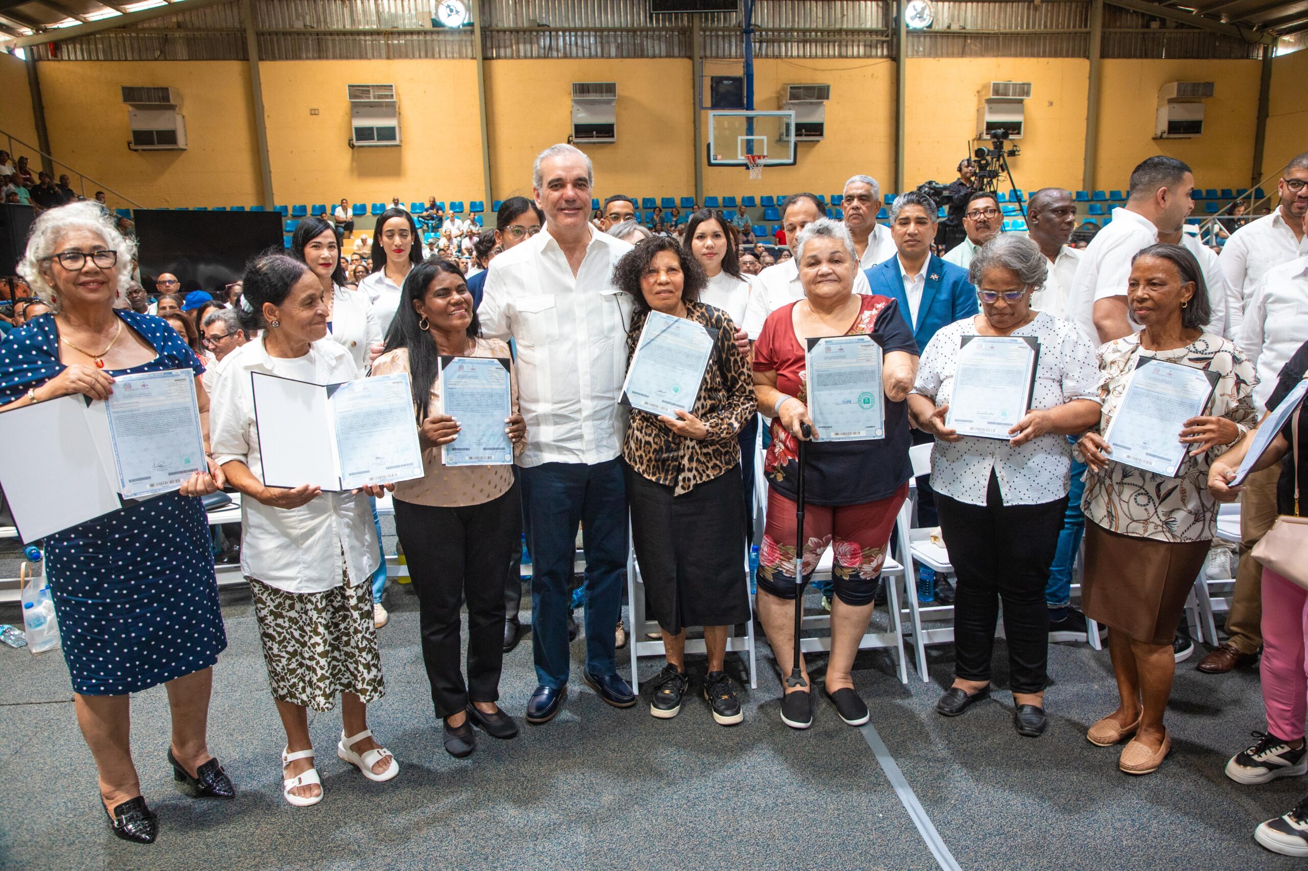 Gobierno entrega en Haina 1,279 títulos propiedad