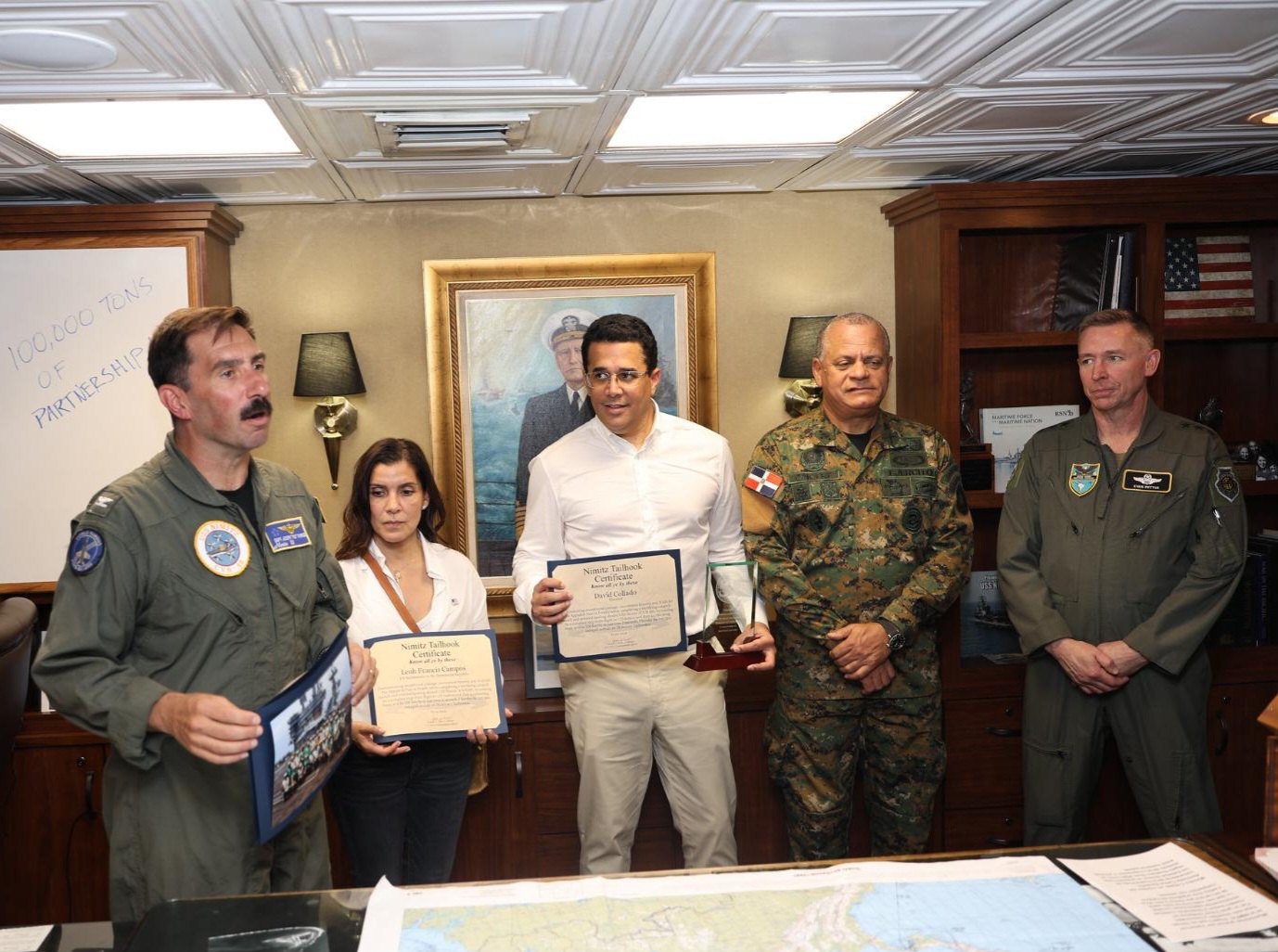 Ministro Collado y embajadora de EE.UU. visitan portaaviones