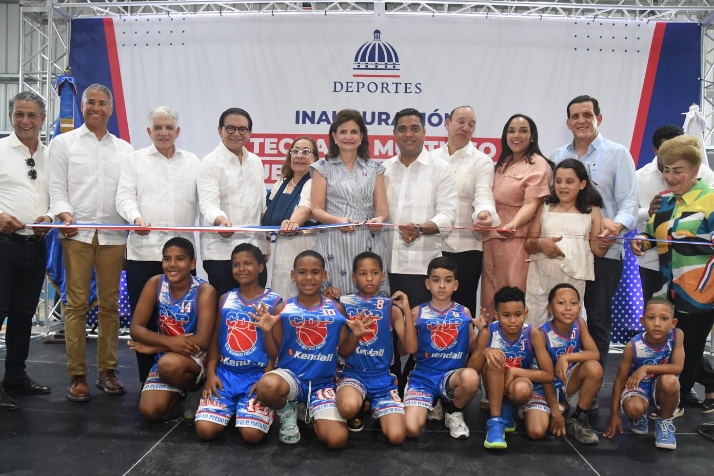 Vicepresidenta Raquel Peña y ministro Deportes entregan techado CDP en Santiago