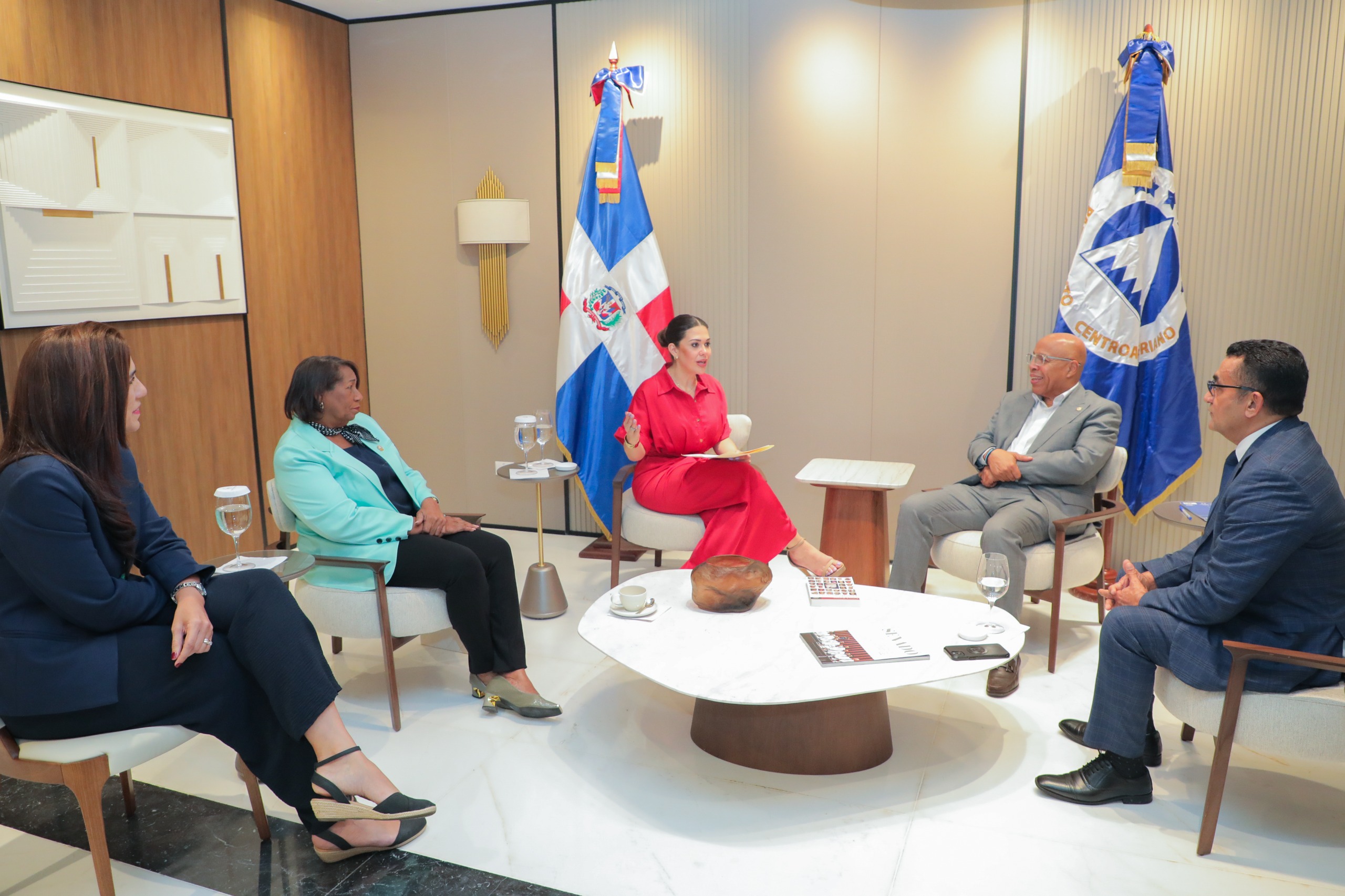 Pacheco y presidenta Parlacen tratan temas migratorios y de ciberseguridad