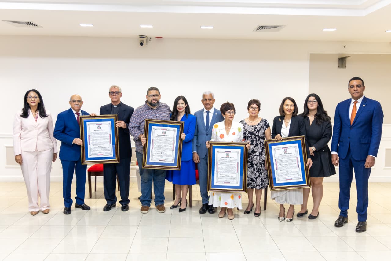 Senado reconoce figuras de la literatura, educación, cultura y el servicio social